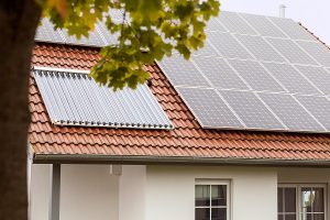 Mit Solarkollektor für die Solarthermie (links im Bild) und PV-Anlage erzeugen Sie eigene Solarwärme und eignen Strom.