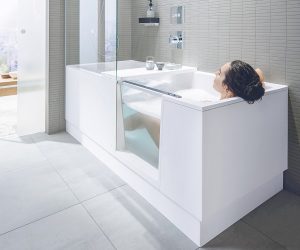 Eine Wanne mit Tür macht auch aus einem kleinen Bad ein Wohlfühlbad. Foto: Duravit